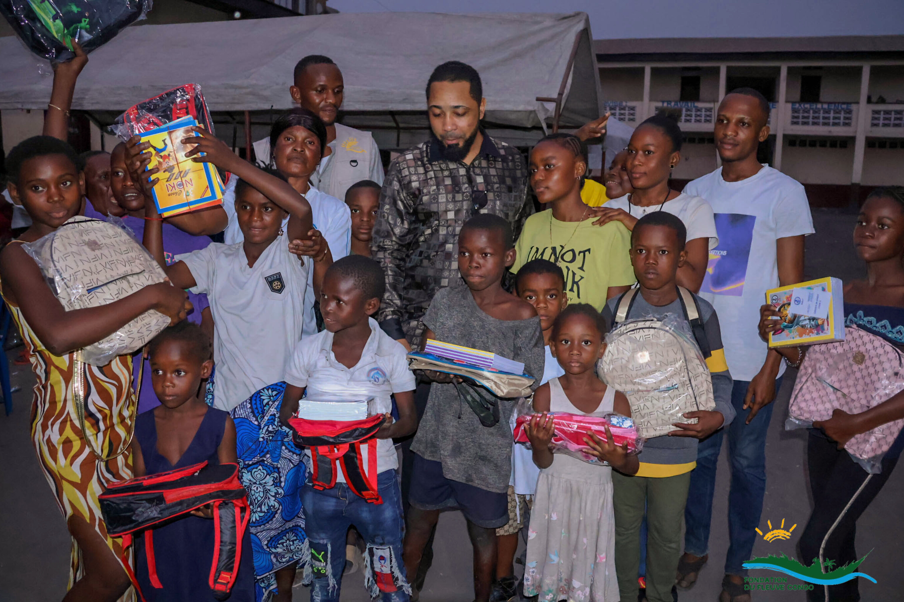 LA FONDATION DU FLEUVE CONGO DISTRIBUE DES FOURNITURES SCOLAIRES POUR SOUTENIR L'ÉDUCATION DE BASE 